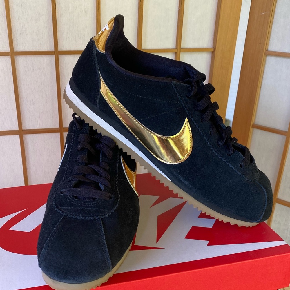 Nike Women's Sneakers in Black and Gold - Picture 4 of 10